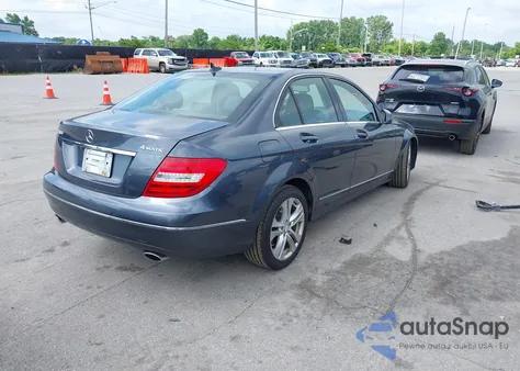 2013 Mercedes-Benz C 300 Luxury 4Matic/Sport 4Matic z USA, uszkodzony, nr VIN WDDGF8ABXDA837081